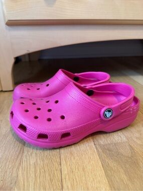 CROCS Kids' Classic Clog in Bright Pink